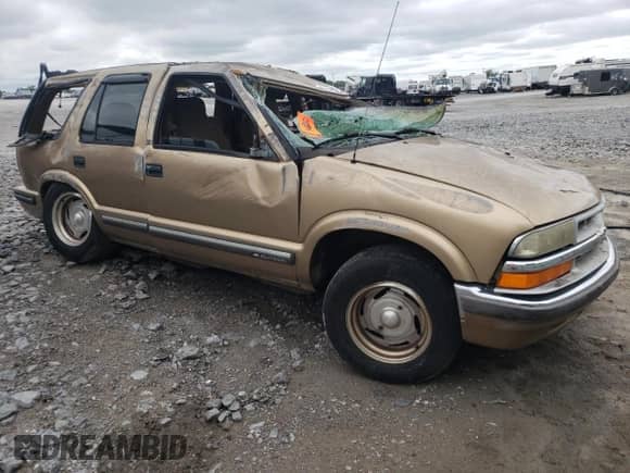 2000 Chevrolet Blazer LS z VIN 1GNCS13W6Y2155253, wystawiony jako Copart lot #55951095 z przebiegiem 243 661 mil mil oraz Szkoda całkowita • Salvage title. Historia ofert i sprzedaży dostępna na DreamBid. Obrazek 4.