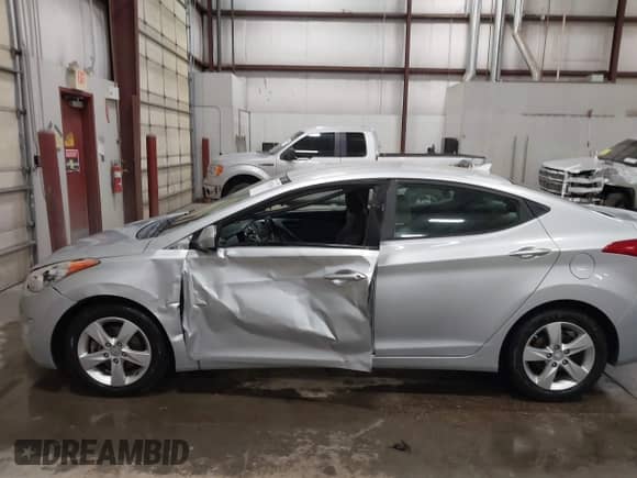 2013 Hyundai Elantra GLS z VIN 5NPDH4AE6DH300890, wystawiony jako IAAI lot #43073166 z przebiegiem 163 666 mil mil oraz . Historia ofert i sprzedaży dostępna na DreamBid. Obrazek 14.