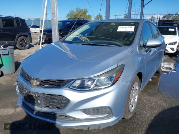 2018 Chevrolet Cruze LS z VIN 1G1BC5SM6J7201996, wystawiony jako IAAI lot #43451631 z przebiegiem 33 992 mil mil oraz . Historia ofert i sprzedaży dostępna na DreamBid. Obrazek 2.