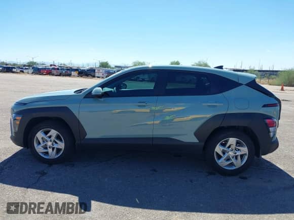 2025 Hyundai Kona SE z VIN KM8HA3AB8SU268349, wystawiony jako IAAI lot #43461222 z przebiegiem 5 517 mil mil oraz . Historia ofert i sprzedaży dostępna na DreamBid. Obrazek 14.