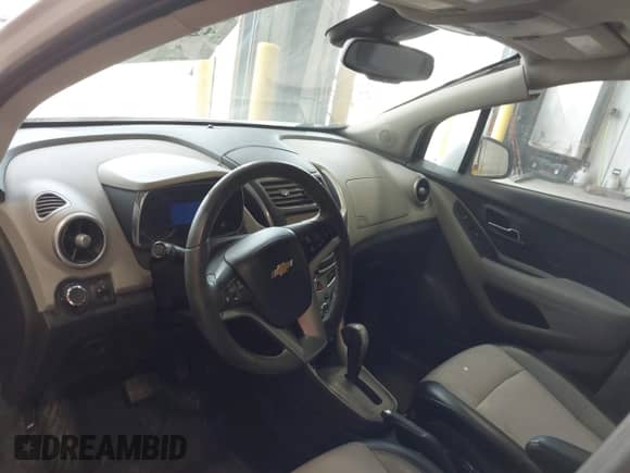 2015 Chevrolet Trax LT z VIN 3GNCJLSB6FL245883, wystawiony jako IAAI lot #42956571 z przebiegiem 144 846 mil mil oraz . Historia ofert i sprzedaży dostępna na DreamBid. Obrazek 12.