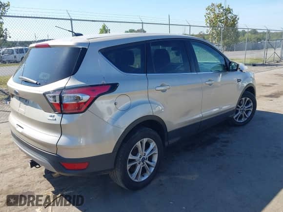 2017 Ford Escape SE z VIN 1FMCU9GDXHUC21779, wystawiony jako IAAI lot #43269673 z przebiegiem 131 569 mil mil oraz . Historia ofert i sprzedaży dostępna na DreamBid. Obrazek 4.