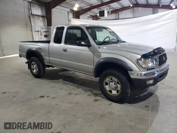 2004 Toyota Tacoma with VIN 5TEWN72N74Z403735, listed as a Copart auction lot 81336525 with 184,384 mi miles and Clean title. Bid and sale history available at DreamBid. Image 4.