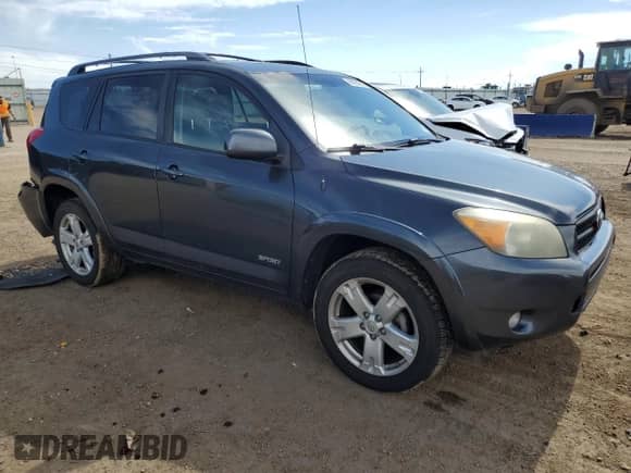 2006 Toyota RAV4 Sport z VIN JTMBD32V865012996, wystawiony jako Copart lot #84184315 z przebiegiem 216 073 mil mil oraz Szkoda całkowita • Salvage title. Historia ofert i sprzedaży dostępna na DreamBid. Obrazek 4.