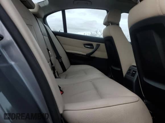 2011 BMW 3 Series 328i xDrive z VIN WBAPK5G54BNN25475, wystawiony jako Copart lot #90435055 z przebiegiem 97 946 mil mil oraz Szkoda całkowita • Salvage title. Historia ofert i sprzedaży dostępna na DreamBid. Obrazek 10.