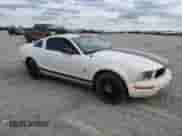 2008 Ford Mustang Deluxe z VIN 1ZVHT80N985173886, wystawiony jako Copart lot #70254335 z przebiegiem 206 558 mil mil oraz Szkoda całkowita • Salvage title. Historia ofert i sprzedaży dostępna na DreamBid. Obrazek 4.