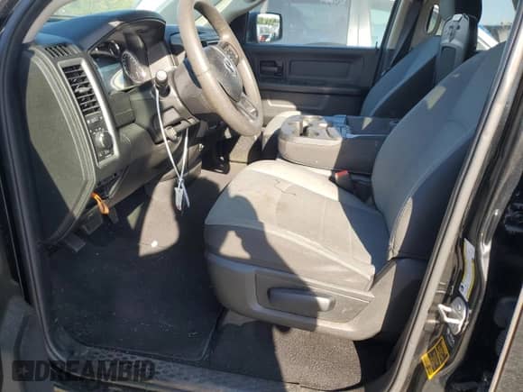 2021 Ram 1500 Tradesman z VIN 1C6RR6FG0MS504019, wystawiony jako Copart lot #57855385 z przebiegiem 111 527 mil mil oraz Szkoda całkowita • Salvage title. Historia ofert i sprzedaży dostępna na DreamBid. Obrazek 7.