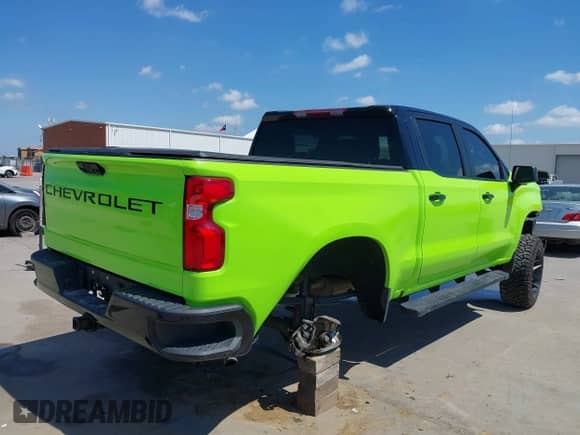 2022 Chevrolet Silverado 1500 RST z VIN 1GCUDEED7NZ585337, wystawiony jako IAAI lot #42092773 z przebiegiem 37 402 mil mil oraz . Historia ofert i sprzedaży dostępna na DreamBid. Obrazek 4.