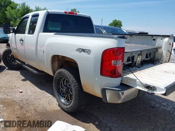2010 Chevrolet Silverado 1500 Work Truck with VIN 1GCSKPE39AZ214240, listed as a IAAI auction lot 42497427 with 261,581 mi miles and . Bid and sale history available at DreamBid. Image 3.