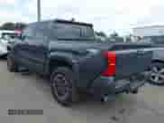 2024 Toyota Tacoma SR5 z VIN 3TMLB5JN2RM051282, wystawiony jako IAAI lot #42370502 z przebiegiem 3 932 mil mil oraz . Historia ofert i sprzedaży dostępna na DreamBid. Obrazek 3.