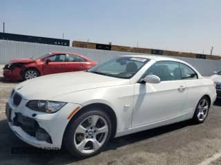 2007 BMW 3 Series 328i z VIN WBAWL13587PX16660, wystawiony jako Copart lot #61865865 z przebiegiem 116 834 mil mil oraz Szkoda całkowita • Salvage title. Historia ofert i sprzedaży dostępna na DreamBid. Obrazek 1.