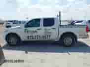 2018 Nissan Frontier SV z VIN 1N6DD0ER2JN707311, wystawiony jako IAAI lot #43123082 z przebiegiem 235 627 mil mil oraz . Historia ofert i sprzedaży dostępna na DreamBid. Obrazek 14.