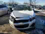 2014 Chevrolet Sonic LS z VIN 1G1JB5SH6E4169074, wystawiony jako Copart lot #41774125 z przebiegiem Nie podano mil oraz Czysty tytuł • Clean title. Historia ofert i sprzedaży dostępna na DreamBid. Obrazek 5.