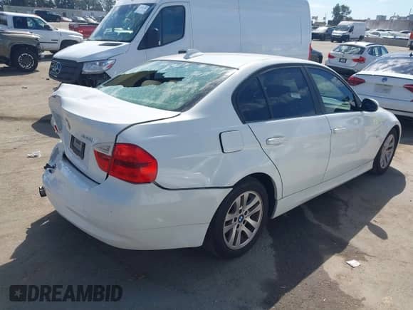 2007 BMW 3 Series 328i z VIN WBAVC53547FZ73971, wystawiony jako IAAI lot #43293178 z przebiegiem 137 616 mil mil oraz . Historia ofert i sprzedaży dostępna na DreamBid. Obrazek 4.