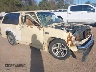 1984 Chevrolet Blazer z VIN 1G8CS18B8E8199899, wystawiony jako IAAI lot #40950824 z przebiegiem 36 351 mil mil oraz . Historia ofert i sprzedaży dostępna na DreamBid. Obrazek 1.