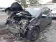 2015 Toyota Prius One z VIN JTDKDTB31F1580917, wystawiony jako IAAI lot #43198076 z przebiegiem 138 011 mil mil oraz . Historia ofert i sprzedaży dostępna na DreamBid. Obrazek 2.