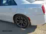 2015 Chrysler 300 S с VIN 2C3CCABG4FH872498, выставлен на аукционе IAAI как лот 43212179 с пробегом 164 512 миль миль и . История ставок и продаж доступна на DreamBid. Изображение 20.
