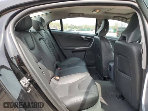 2018 Volvo S60 Inscription Platinum z VIN LYV402TM7JB156553, wystawiony jako Copart lot #53171715 z przebiegiem 67 688 mil mil oraz Szkoda całkowita • Salvage title. Historia ofert i sprzedaży dostępna na DreamBid. Obrazek 10.