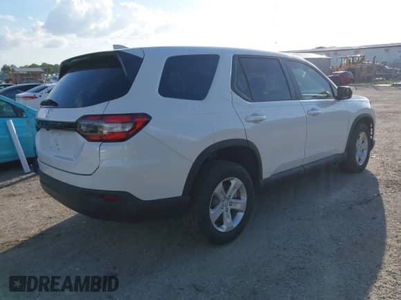 2024 Honda Pilot LX with VIN 5FNYG2H22RB002122, listed as a IAAI auction lot 40654826 with 5,518 mi miles and . Bid and sale history available at DreamBid. Image 4.