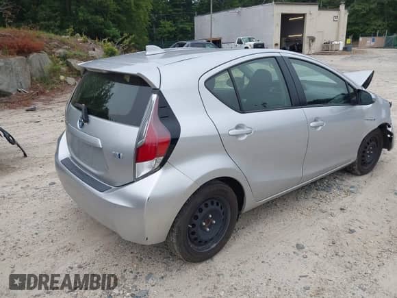 2015 Toyota Prius One z VIN JTDKDTB38F1583183, wystawiony jako IAAI lot #42905756 z przebiegiem 166 787 mil mil oraz . Historia ofert i sprzedaży dostępna na DreamBid. Obrazek 4.