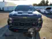 2024 Chevrolet Silverado 1500 Custom Trail Boss z VIN 3GCUDCE83RG218772, wystawiony jako Copart lot #44648145 z przebiegiem 8 672 mil mil oraz Szkoda całkowita • Salvage title. Historia ofert i sprzedaży dostępna na DreamBid. Obrazek 5.