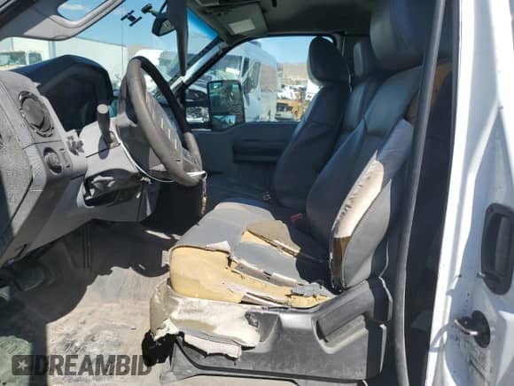 2013 Ford F-250 XL z VIN 1FT7X2A64DEA52619, wystawiony jako Copart lot #56963475 z przebiegiem 187 519 mil mil oraz Czysty tytuł • Clean title. Historia ofert i sprzedaży dostępna na DreamBid. Obrazek 7.