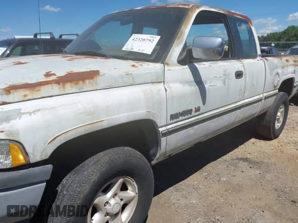 1996 Dodge 1500 z VIN 3B7HF13Z5TG183008, wystawiony jako IAAI lot #42320792 z przebiegiem 446 432 mil mil oraz . Historia ofert i sprzedaży dostępna na DreamBid. Obrazek 15.