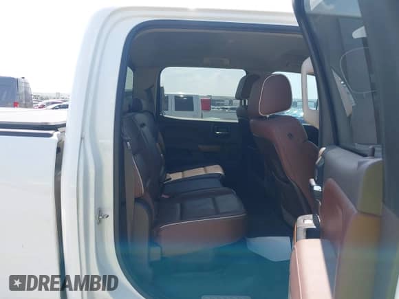 2015 Chevrolet Silverado 2500HD High Country z VIN 1GC1KXE8XFF592342, wystawiony jako IAAI lot #43199637 z przebiegiem 239 985 mil mil oraz . Historia ofert i sprzedaży dostępna na DreamBid. Obrazek 8.