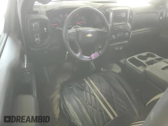 2025 Chevrolet Silverado 2500HD Work Truck z VIN 1GC3KLE74SF161143, wystawiony jako Copart lot #63895385 z przebiegiem 14 704 mil mil oraz Szkoda całkowita • Salvage title. Historia ofert i sprzedaży dostępna na DreamBid. Obrazek 8.