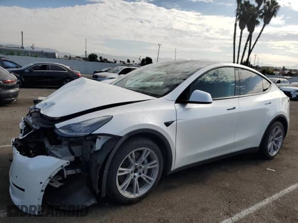 2021 Tesla Model Y Long Range with VIN 5YJYGDEE2MF193902, listed as a Copart auction lot 62967184 with 38,169 mi miles and Salvage title. Bid and sale history available at DreamBid. Image 1.