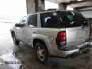 2005 Chevrolet TrailBlazer LS z VIN 1GNDT13S152154327, wystawiony jako IAAI lot #42561480 z przebiegiem 226 307 mil mil oraz . Historia ofert i sprzedaży dostępna na DreamBid. Obrazek 3.