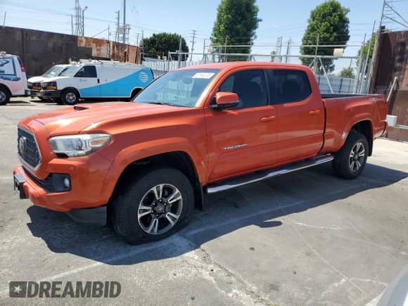 2018 Toyota Tacoma SR5 z VIN 3TMBZ5DN6JM014548, wystawiony jako Copart lot #67144175 z przebiegiem 52 381 mil mil oraz Szkoda całkowita • Salvage title. Historia ofert i sprzedaży dostępna na DreamBid. Obrazek 1.