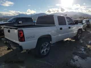 2005 Chevrolet Silverado 1500 Z71 z VIN 2GCEK13T451294977, wystawiony jako Copart lot #86813005 z przebiegiem 197 197 mil mil oraz Szkoda całkowita • Salvage title. Historia ofert i sprzedaży dostępna na DreamBid. Obrazek 3.