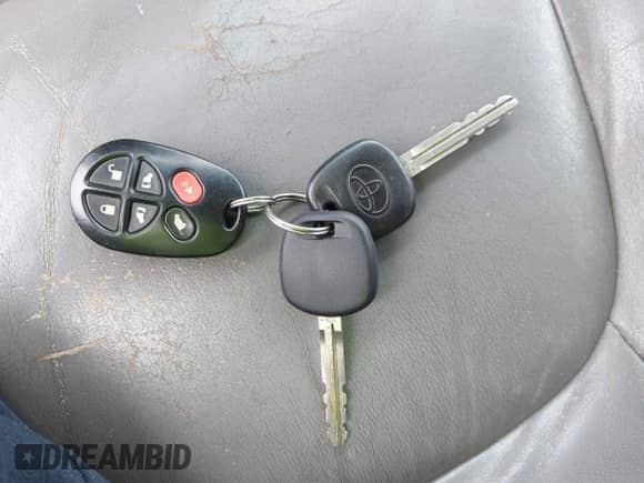 2004 Toyota Sienna XLE z VIN 5TDBA22C44S025060, wystawiony jako IAAI lot #43325185 z przebiegiem 230 015 mil mil oraz . Historia ofert i sprzedaży dostępna na DreamBid. Obrazek 11.