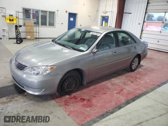 2005 Toyota Camry STD с VIN 4T1BE32K75U620317, выставлен на аукционе Copart как лот 86727525 с пробегом 131 717 миль миль и Списание • Salvage title. История ставок и продаж доступна на DreamBid. Изображение 1.