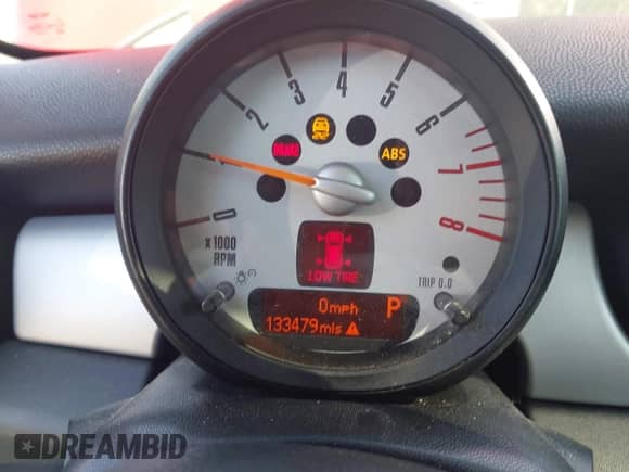 2012 MINI Hardtop z VIN WMWSU3C59CT542932, wystawiony jako IAAI lot #43251120 z przebiegiem 175 000 mil mil oraz . Historia ofert i sprzedaży dostępna na DreamBid. Obrazek 7.