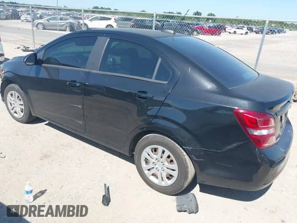 2017 Chevrolet Sonic LS z VIN 1G1JB5SH9H4145694, wystawiony jako IAAI lot #42824555 z przebiegiem 83 688 mil mil oraz . Historia ofert i sprzedaży dostępna na DreamBid. Obrazek 3.