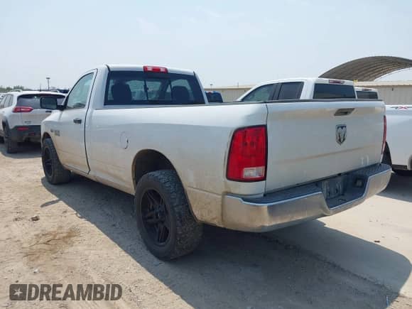2018 Ram 1500 Tradesman z VIN 3C6JR6DT9JG234210, wystawiony jako IAAI lot #42235588 z przebiegiem 102 689 mil mil oraz . Historia ofert i sprzedaży dostępna na DreamBid. Obrazek 3.