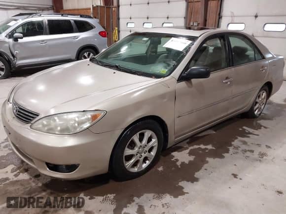 2005 Toyota Camry LE z VIN 4T1BE30K95U599036, wystawiony jako IAAI lot #43037860 z przebiegiem 223 232 mil mil oraz . Historia ofert i sprzedaży dostępna na DreamBid. Obrazek 2.