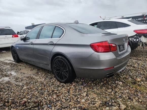 2011 BMW 5 Series 550i z VIN WBAFR9C58BC758128, wystawiony jako Copart lot #81958725 z przebiegiem 165 331 mil mil oraz Czysty tytuł • Clean title. Historia ofert i sprzedaży dostępna na DreamBid. Obrazek 2.