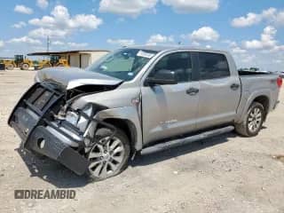 2013 Toyota Tundra z VIN 5TFDW5F17DX280574, wystawiony jako Copart lot #68500495 z przebiegiem Nie podano mil oraz Szkoda całkowita • Salvage title. Historia ofert i sprzedaży dostępna na DreamBid. Obrazek 1.