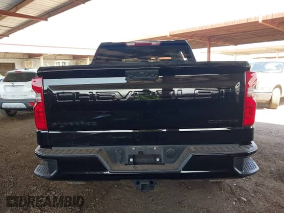 2024 Chevrolet Silverado 1500 Custom z VIN 3GCPDBEK6RG283165, wystawiony jako IAAI lot #42967173 z przebiegiem 17 266 mil mil oraz . Historia ofert i sprzedaży dostępna na DreamBid. Obrazek 17.