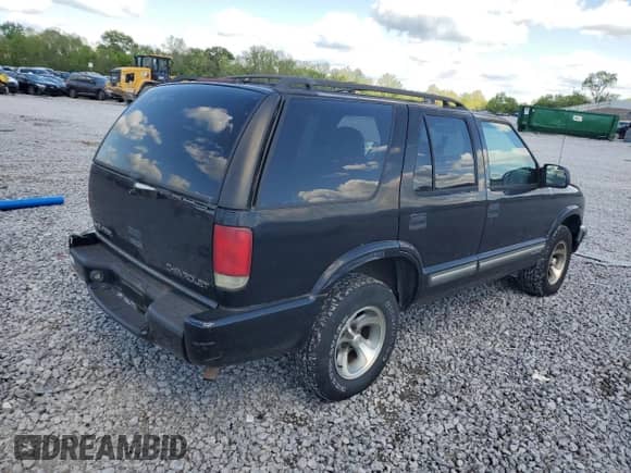 2000 Chevrolet Blazer LS z VIN 1GNCS13W3Y2297205, wystawiony jako Copart lot #52946885 z przebiegiem 204 232 mil mil oraz Szkoda całkowita • Salvage title. Historia ofert i sprzedaży dostępna na DreamBid. Obrazek 3.