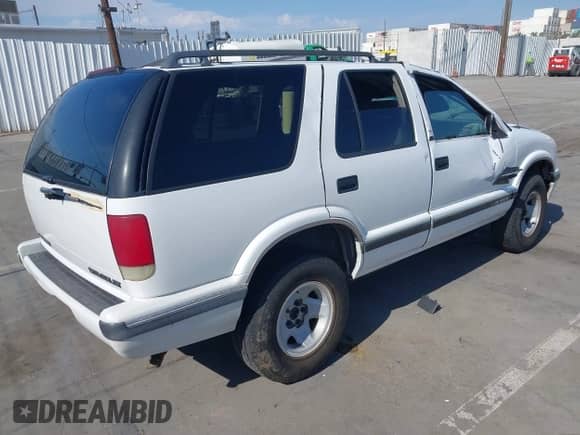 1996 Chevrolet Blazer z VIN 1GNCS13WXT2287702, wystawiony jako IAAI lot #43072768 z przebiegiem 207 165 mil mil oraz . Historia ofert i sprzedaży dostępna na DreamBid. Obrazek 4.