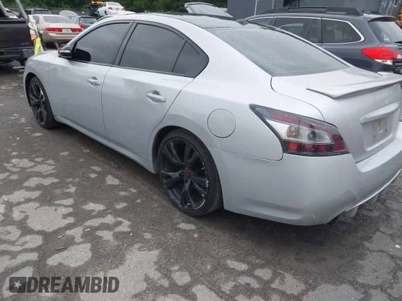 2014 Nissan Maxima S z VIN 1N4AA5AP3EC495087, wystawiony jako IAAI lot #43122516 z przebiegiem 122 886 mil mil oraz . Historia ofert i sprzedaży dostępna na DreamBid. Obrazek 3.