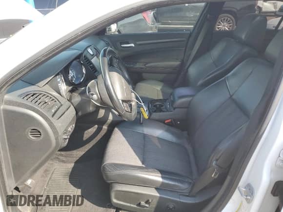 2013 Chrysler 300 S z VIN 2C3CCAGTXDH590577, wystawiony jako Copart lot #62159125 z przebiegiem 148 292 mil mil oraz Czysty tytuł • Clean title. Historia ofert i sprzedaży dostępna na DreamBid. Obrazek 7.