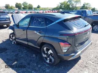 2024 Hyundai Kona Limited z VIN KM8HECA3XRU136023, wystawiony jako IAAI lot #43141139 z przebiegiem 12 424 mil mil oraz . Historia ofert i sprzedaży dostępna na DreamBid. Obrazek 3.