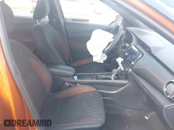 2022 Nissan Kicks SR z VIN 3N1CP5DV9NL501915, wystawiony jako IAAI lot #43122859 z przebiegiem 20 394 mil mil oraz . Historia ofert i sprzedaży dostępna na DreamBid. Obrazek 5.