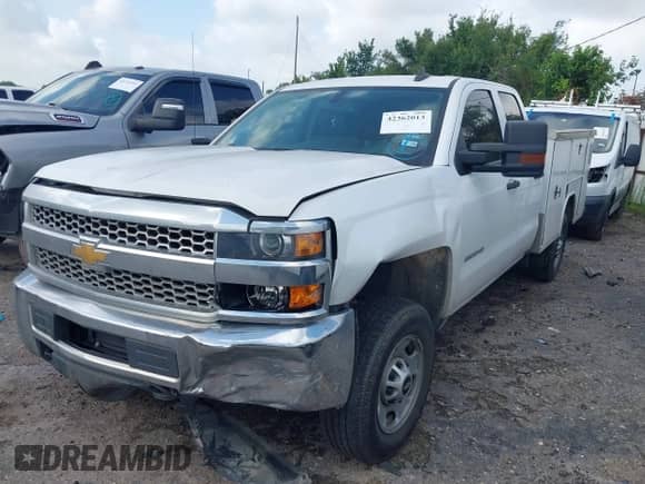 2019 Chevrolet Silverado 2500HD Work Truck z VIN 2GB2CREG1K1221564, wystawiony jako IAAI lot #42362013 z przebiegiem 126 897 mil mil oraz . Historia ofert i sprzedaży dostępna na DreamBid. Obrazek 2.