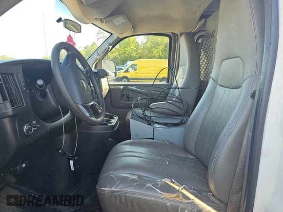 2011 Chevrolet Express Cargo z VIN 1GCSGAFX8B1187872, wystawiony jako IAAI lot #43554448 z przebiegiem 79 743 mil mil oraz . Historia ofert i sprzedaży dostępna na DreamBid. Obrazek 21.